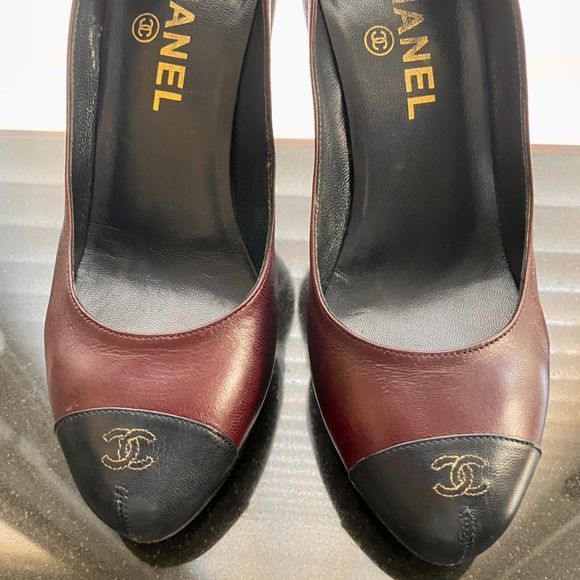 REDUCED Authentic ✨  CHANEL  pumps in aubergine w cap toe logo.  Size 38.5 - Picture 2 of 15